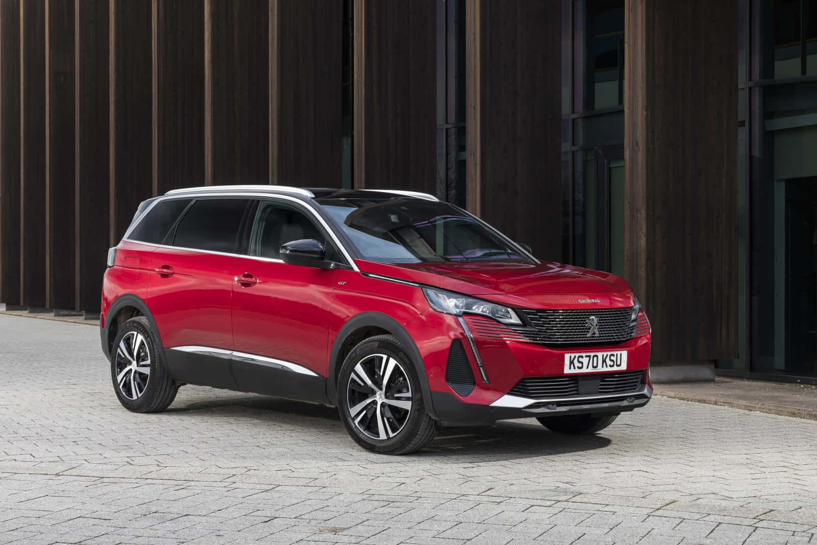 Sleek Design Of The New Peugeot 5008 Wallpaper