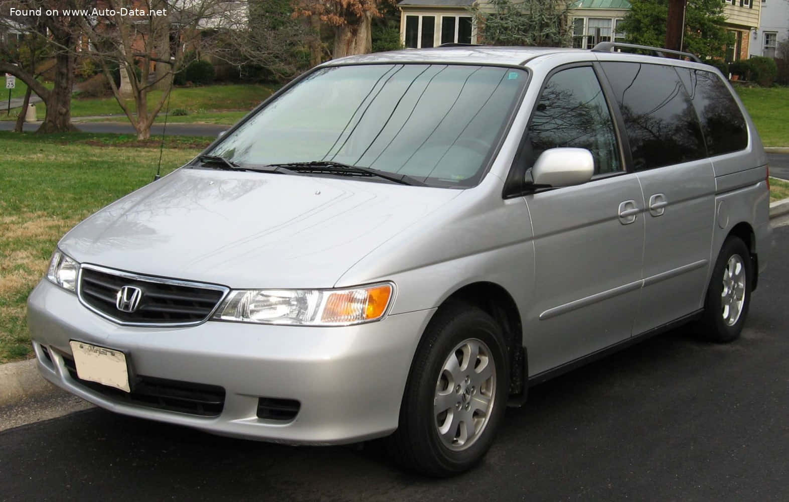 Sleek Honda Odyssey Minivan Parked On Urban Street Wallpaper