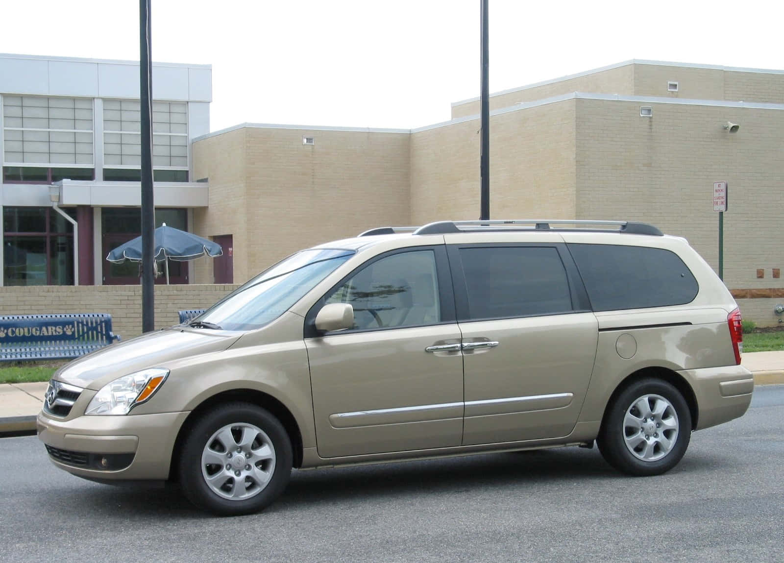 Sleek Hyundai Entourage Cruising On The Highway Wallpaper