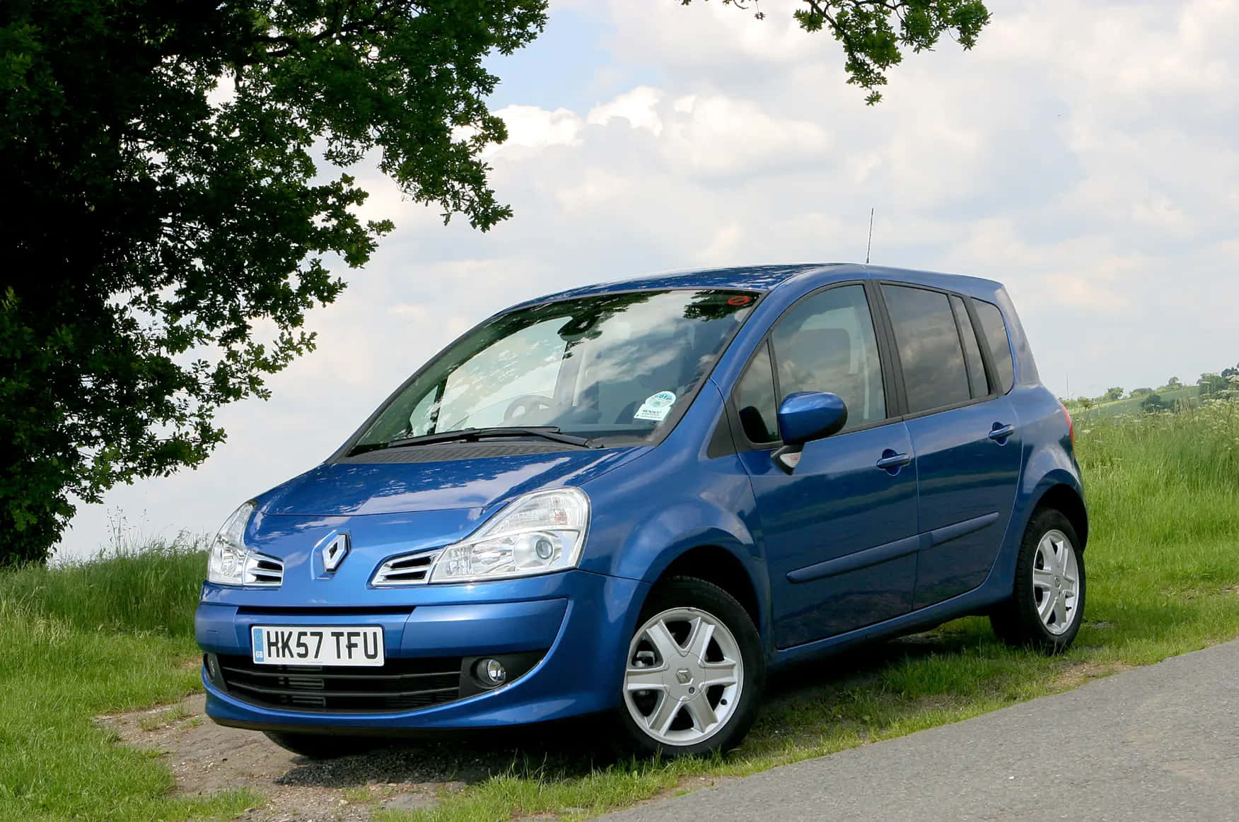 Sleek Renault Modus On The Open Road Wallpaper