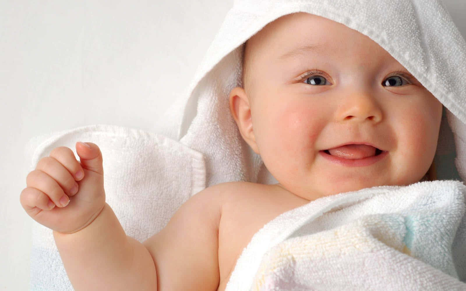 Smiling Baby Wrappedin Towel Wallpaper