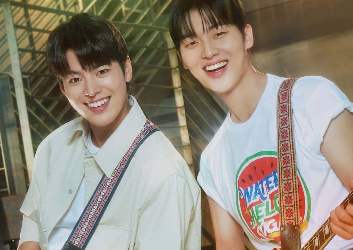 Smiling Duo Summer Vibes Wallpaper