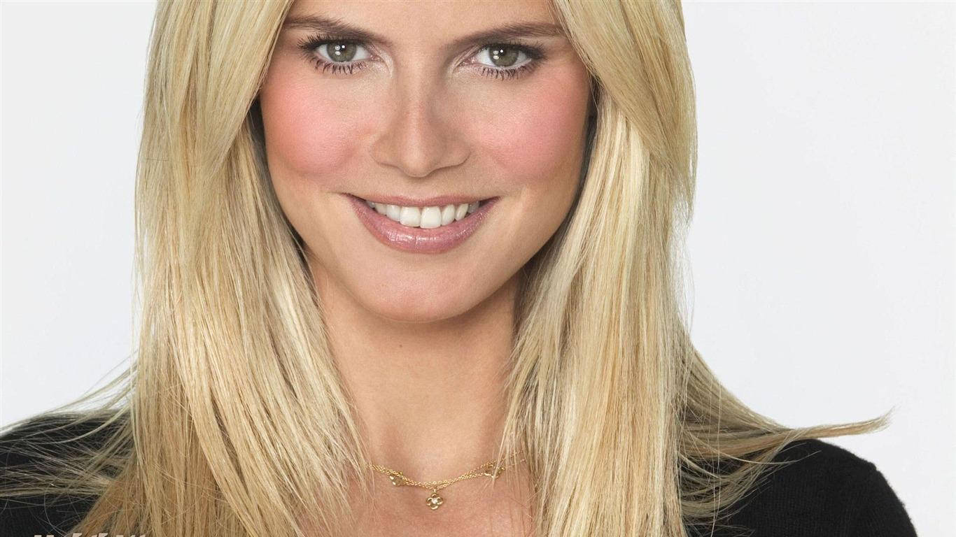 Smiling Heidi Klum Shot Wallpaper