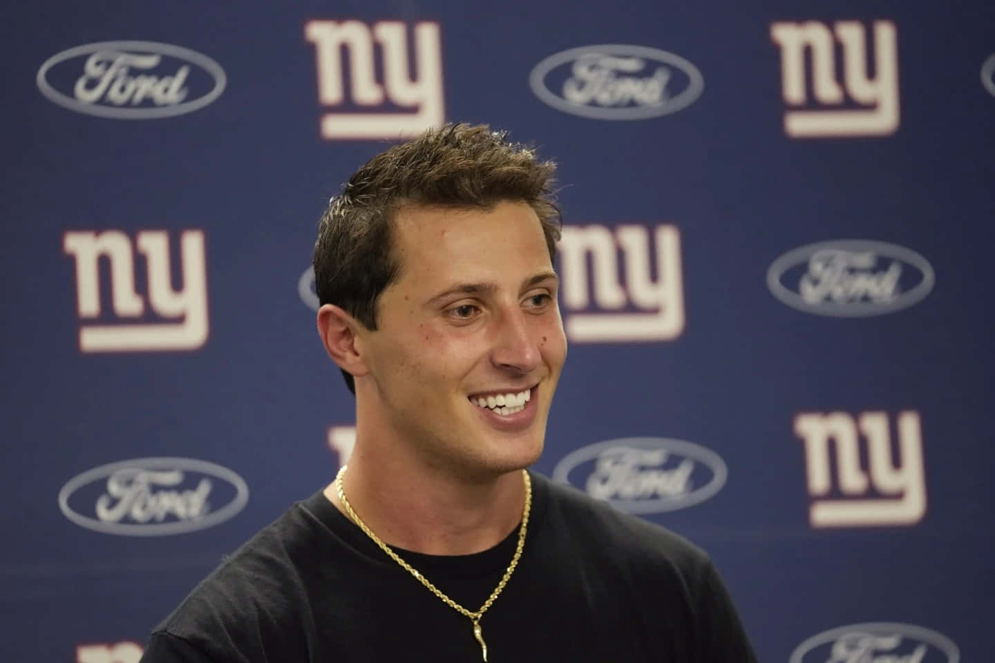 Smiling Man N Y Background Press Conference Wallpaper