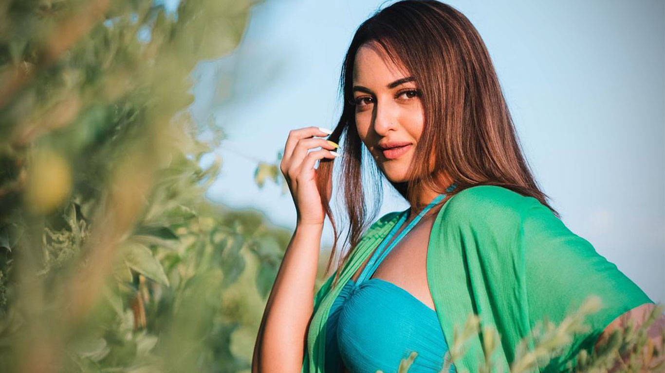 Sonakshi Sinha Green Swimwear Wallpaper