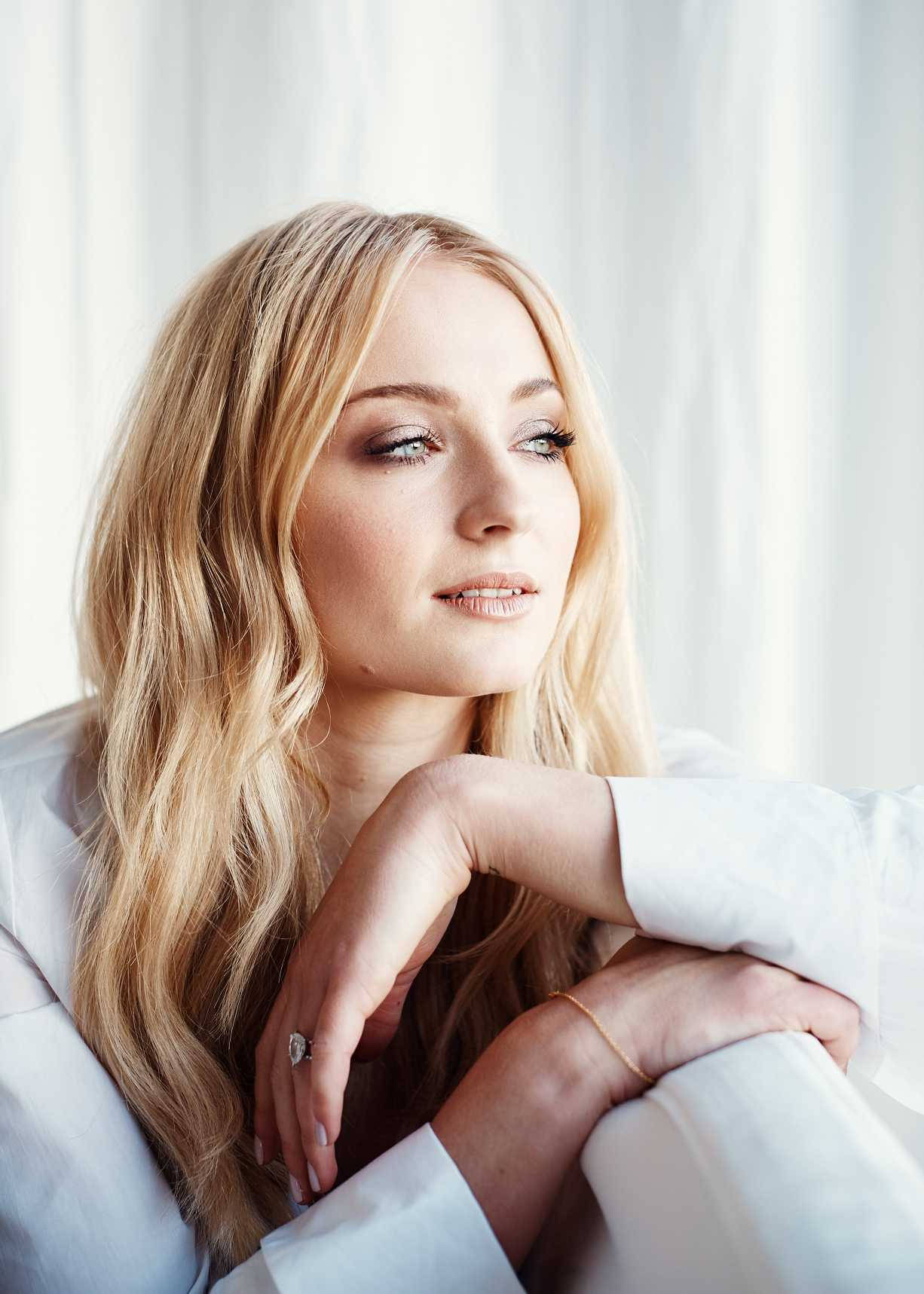 Sophie Turner Side View Photo Wallpaper