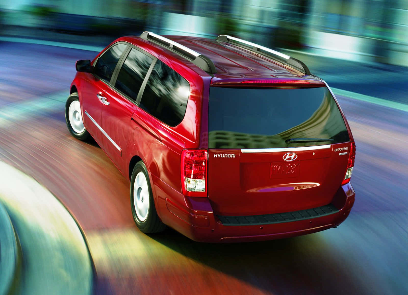 Spacious And Stylish Hyundai Entourage Minivan Wallpaper