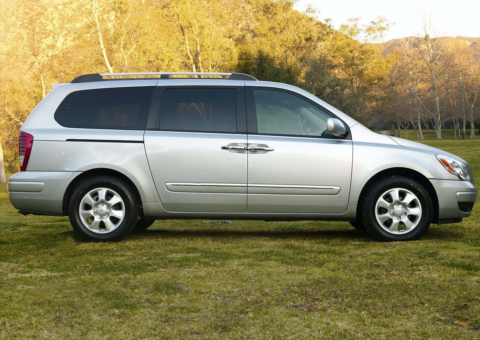 Spacious And Stylish Hyundai Entourage Minivan Wallpaper