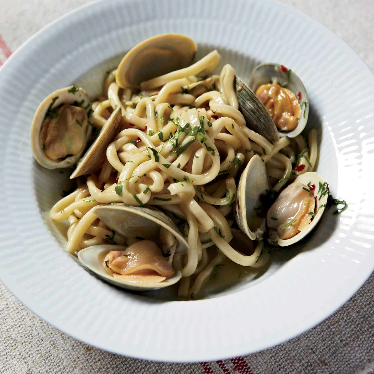 Spaghetti Alla Vongole In Food And Wine Magazine Wallpaper