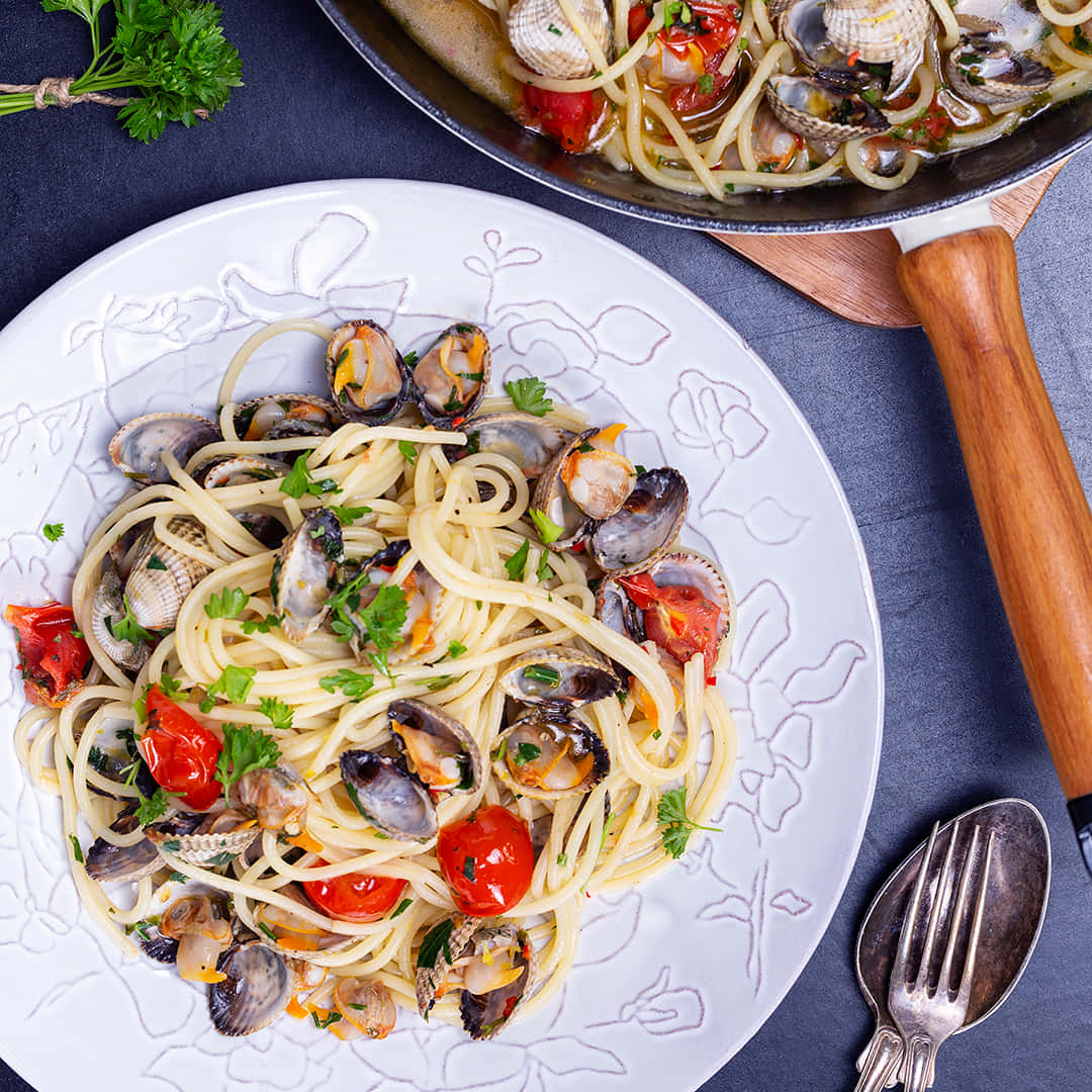 Spaghetti Alla Vongole In Plate And Pan Wallpaper