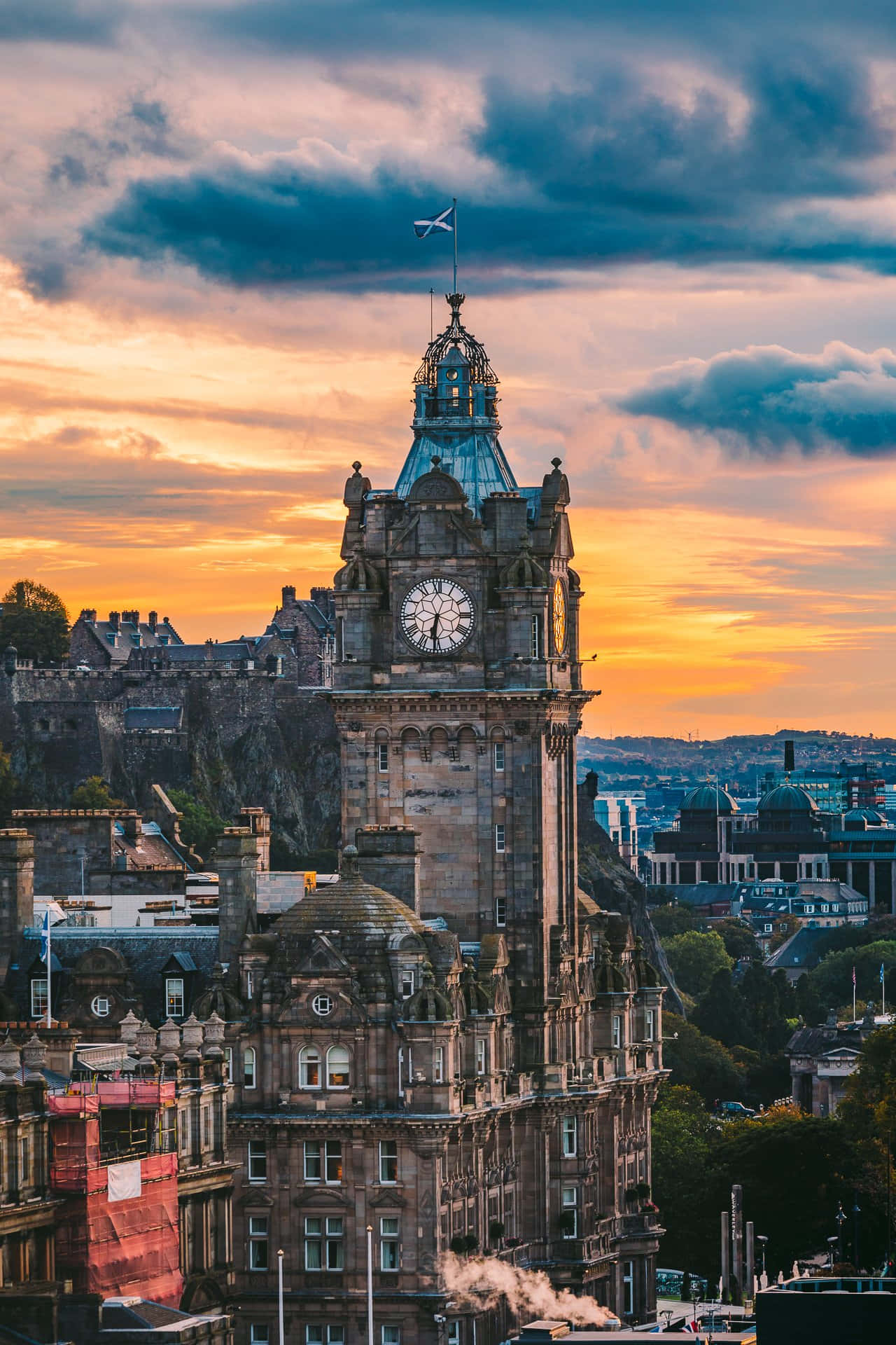 Spectacular View Of Edinburgh Castle At Twilight Wallpaper