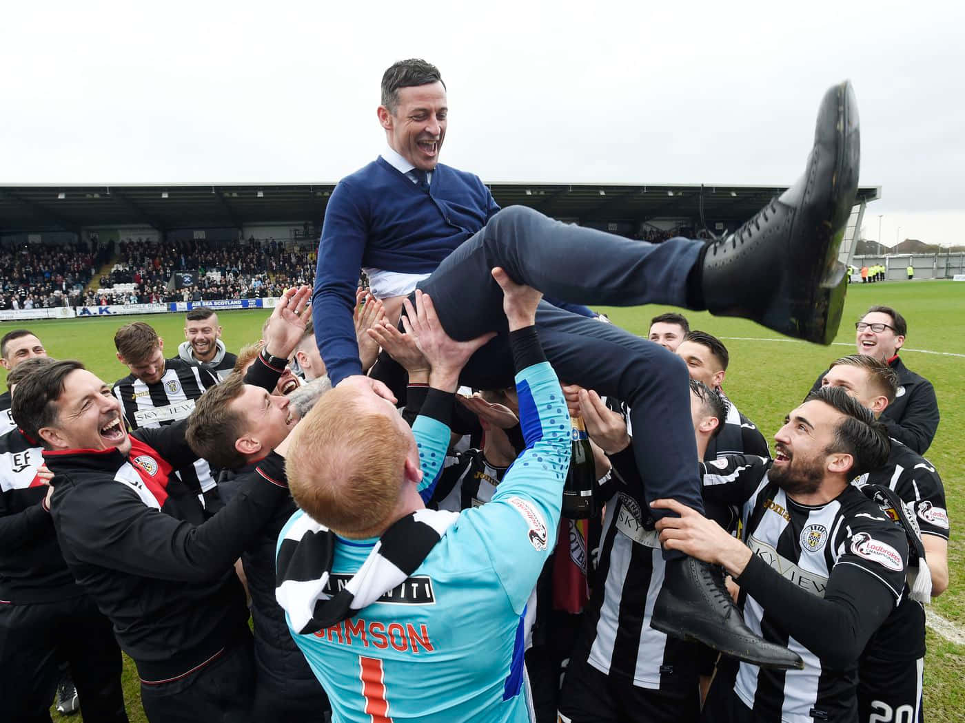 St Mirren Team Celebration Lift Wallpaper