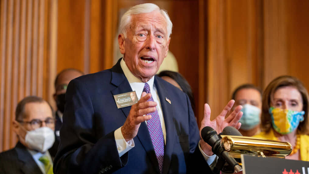 Steny Hoyer Delivering A Speech To An Engaged Audience Wallpaper