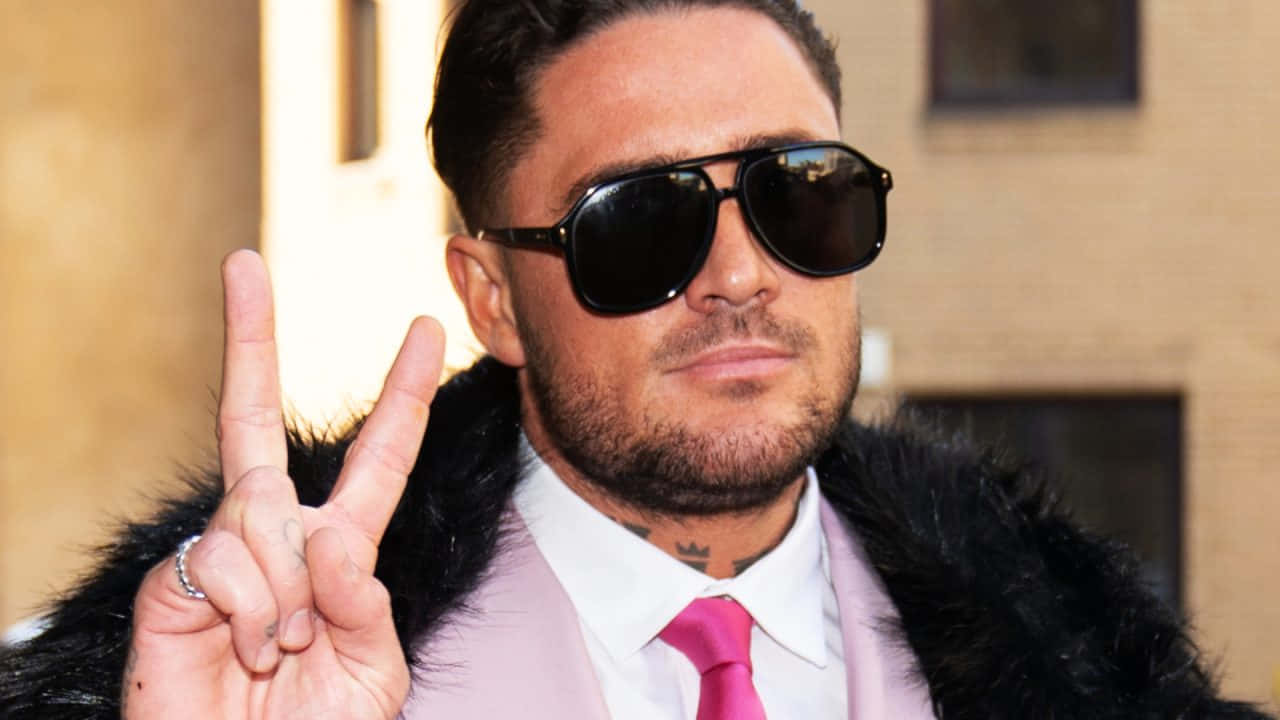 Stephen Bear Peace Sign Wallpaper