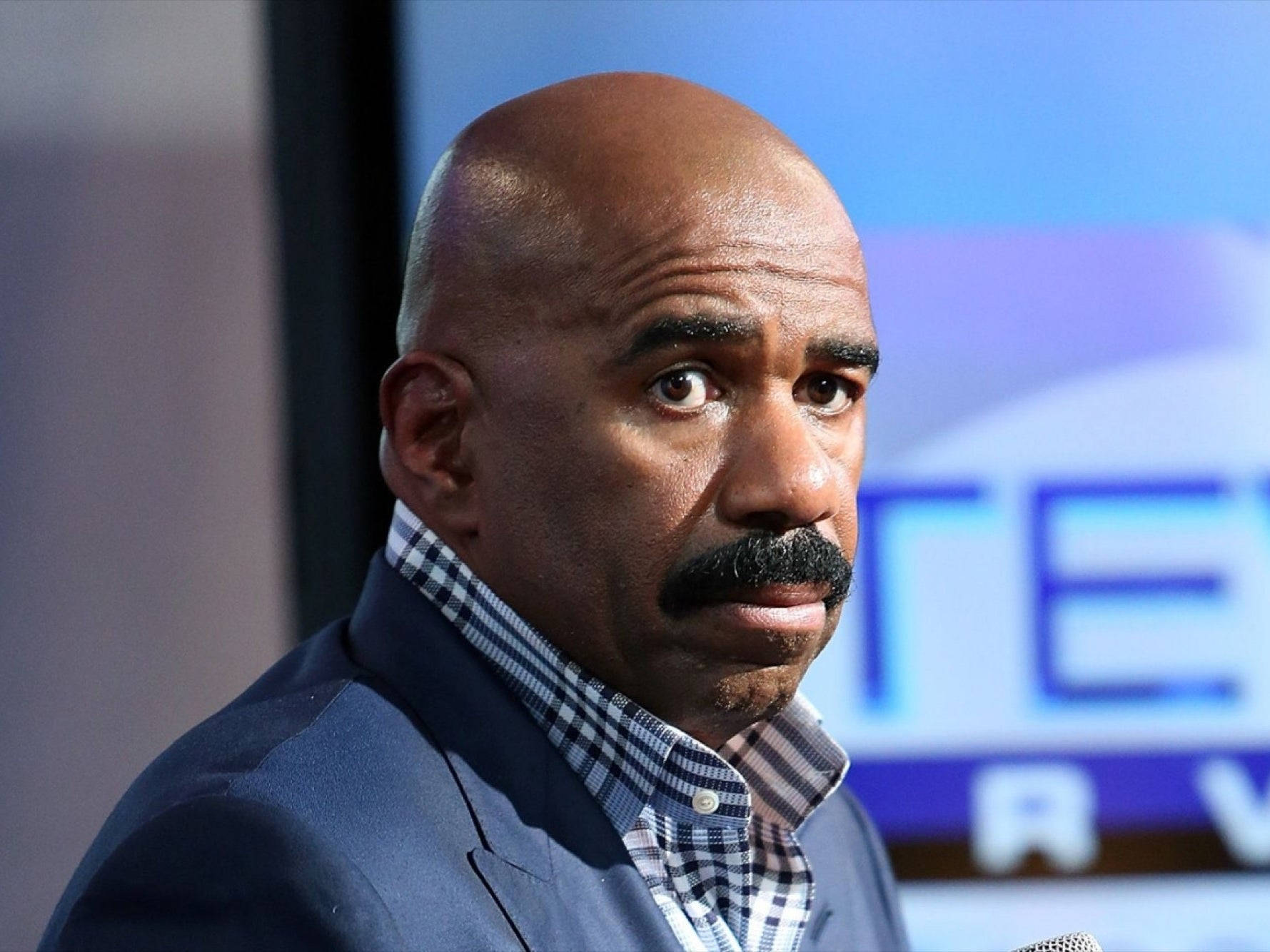 Steve Harvey In A Suit Looking Right Wallpaper