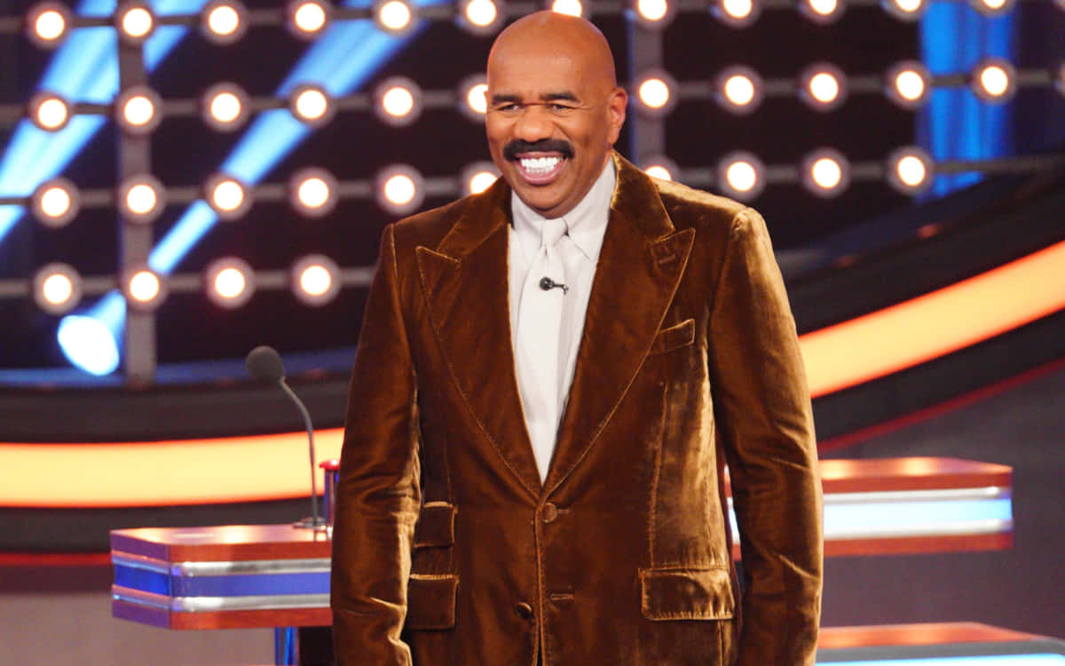 Steve Harvey In Eye-catching Brown Suit Wallpaper