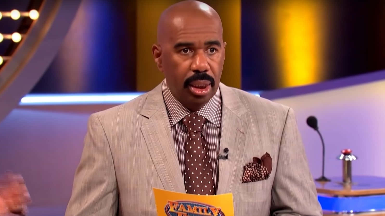 Steve Harvey Wearing Brown Suit And Tie Wallpaper