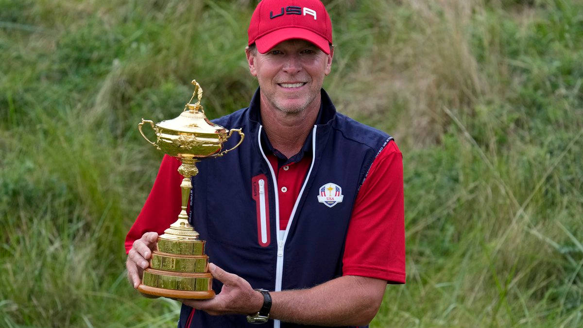 Steve Stricker Holding Gold Trophy Wallpaper