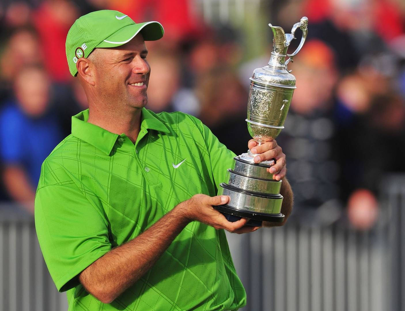 Stewart Cink Admiring His Hard-won Trophy Wallpaper