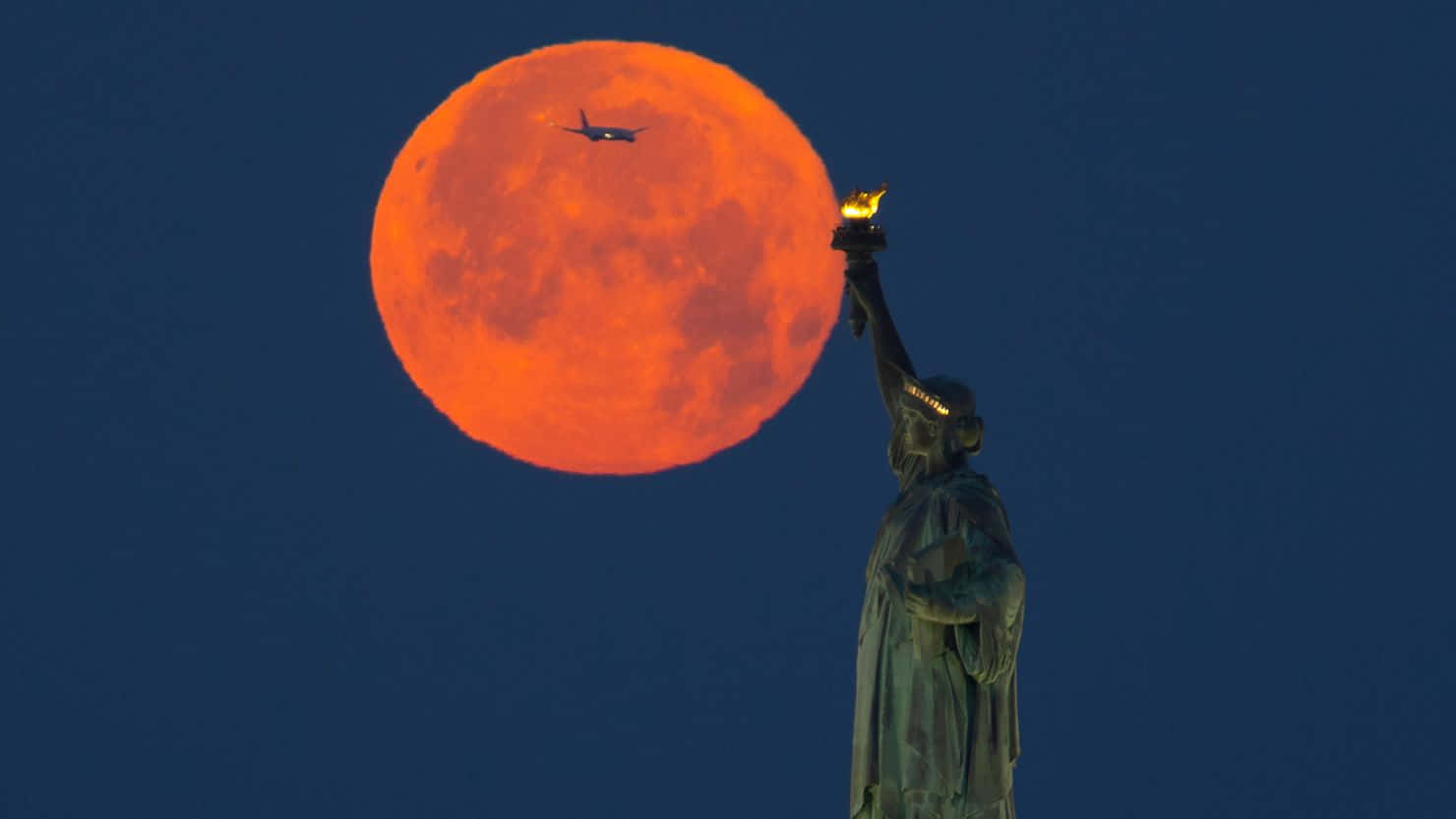 Strawberry Moon Beside Statueof Liberty Wallpaper