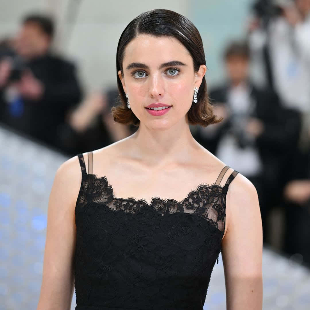 Striking Portrait Of Margaret Qualley Under Soft Light Wallpaper