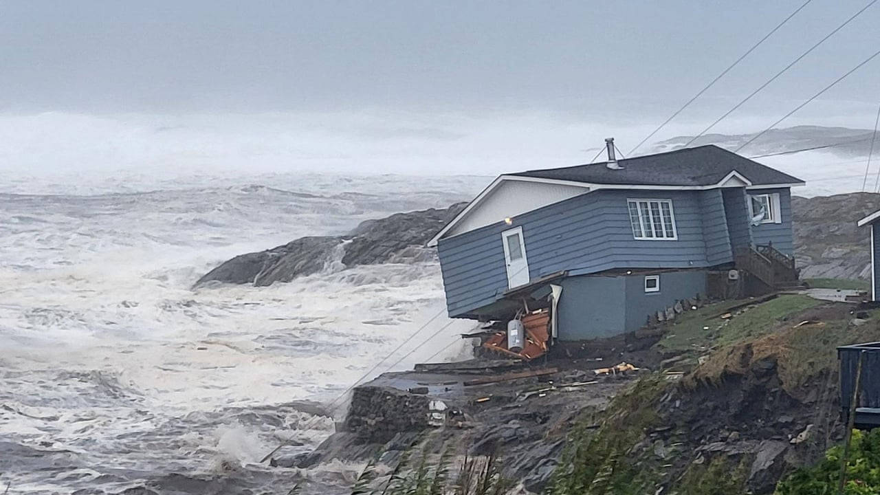 Strong Ocean Waves In Newfoundland's Coast Wallpaper