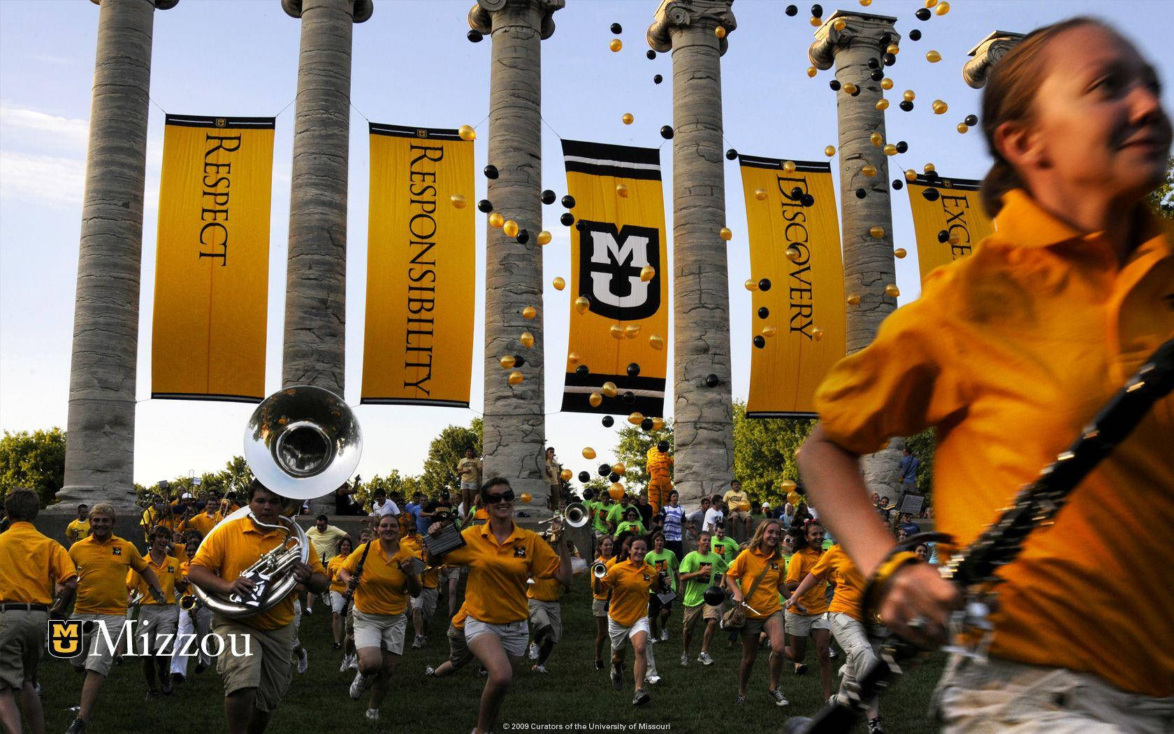 Students Running Columns University Of Missouri Wallpaper