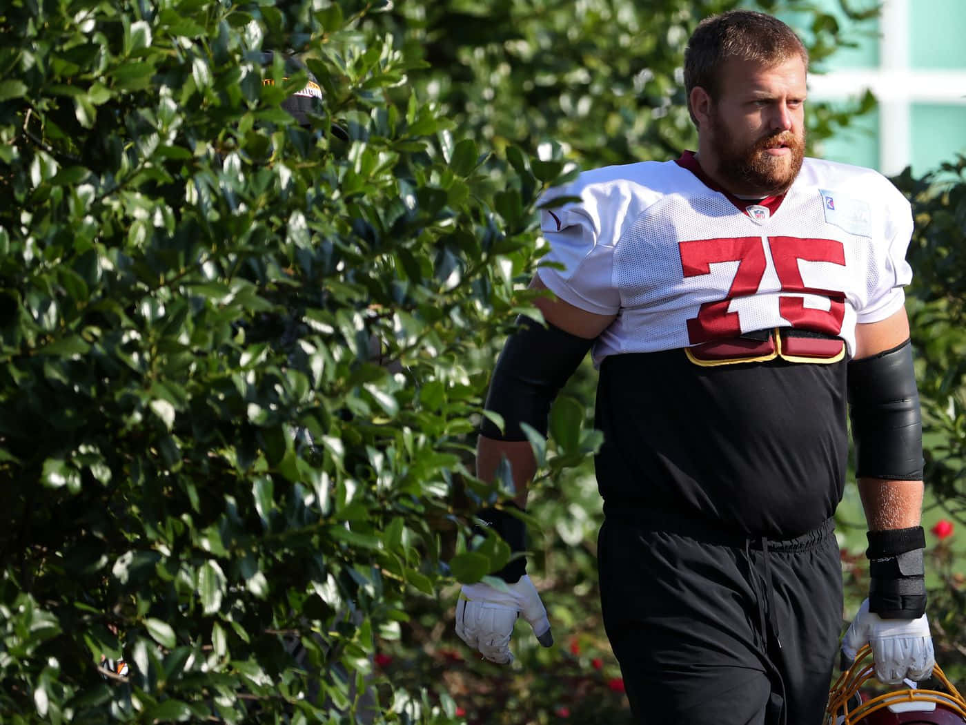 Stunning American Football Guard Brandon Scherff Practice Game Wallpaper