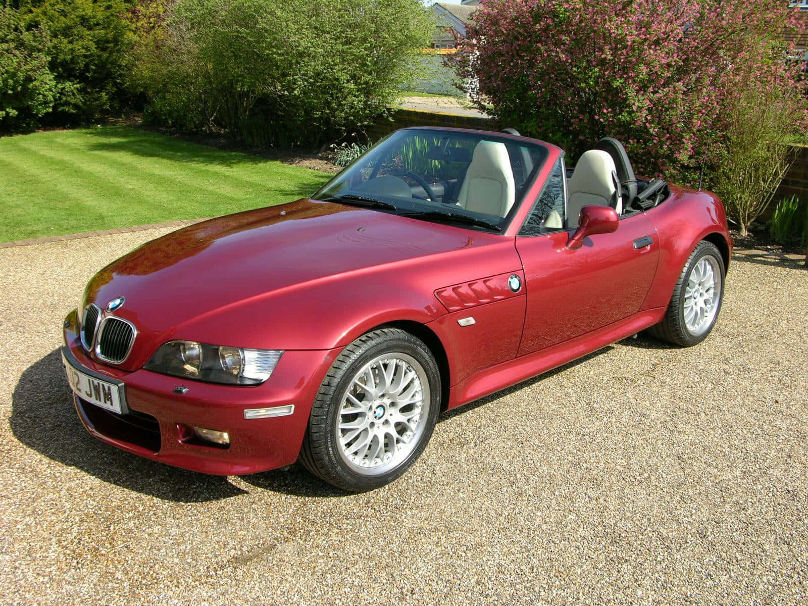 Stunning Bmw Z3 Roadster In An Urban Setting Wallpaper