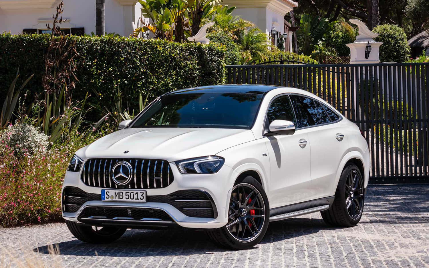 Stunning Close-up Of The Mercedes Benz Gle-class Wallpaper