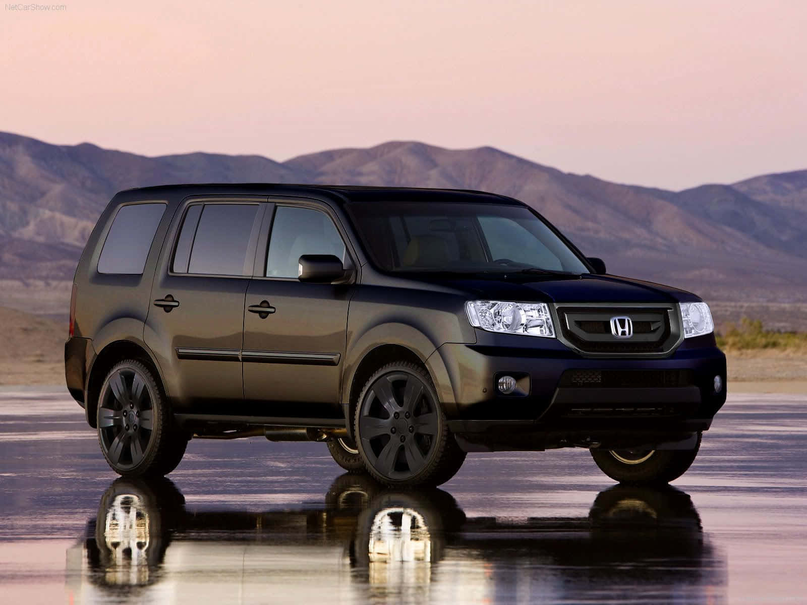 Stunning Honda Pilot On An Adventurous Journey Wallpaper