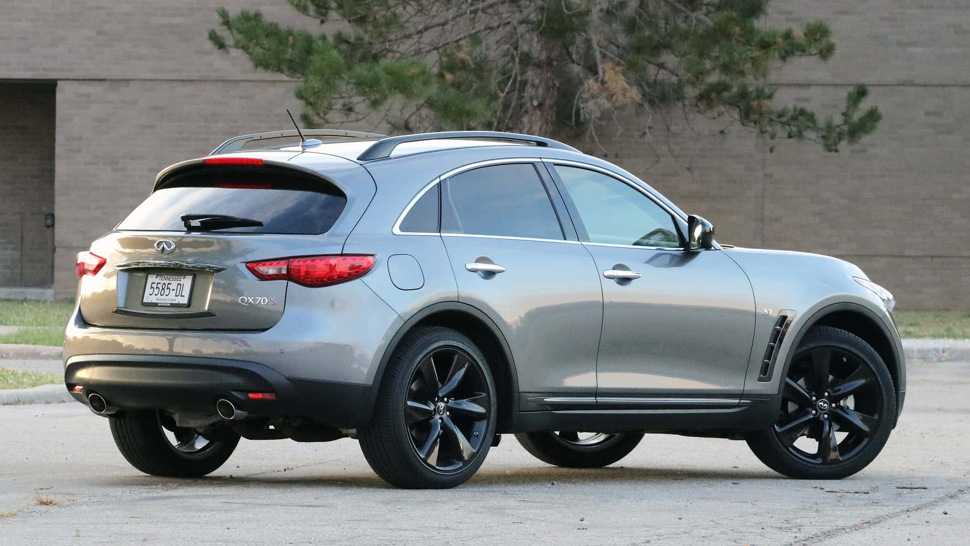 Stunning Infiniti Qx70 In Vibrant City Surroundings Wallpaper