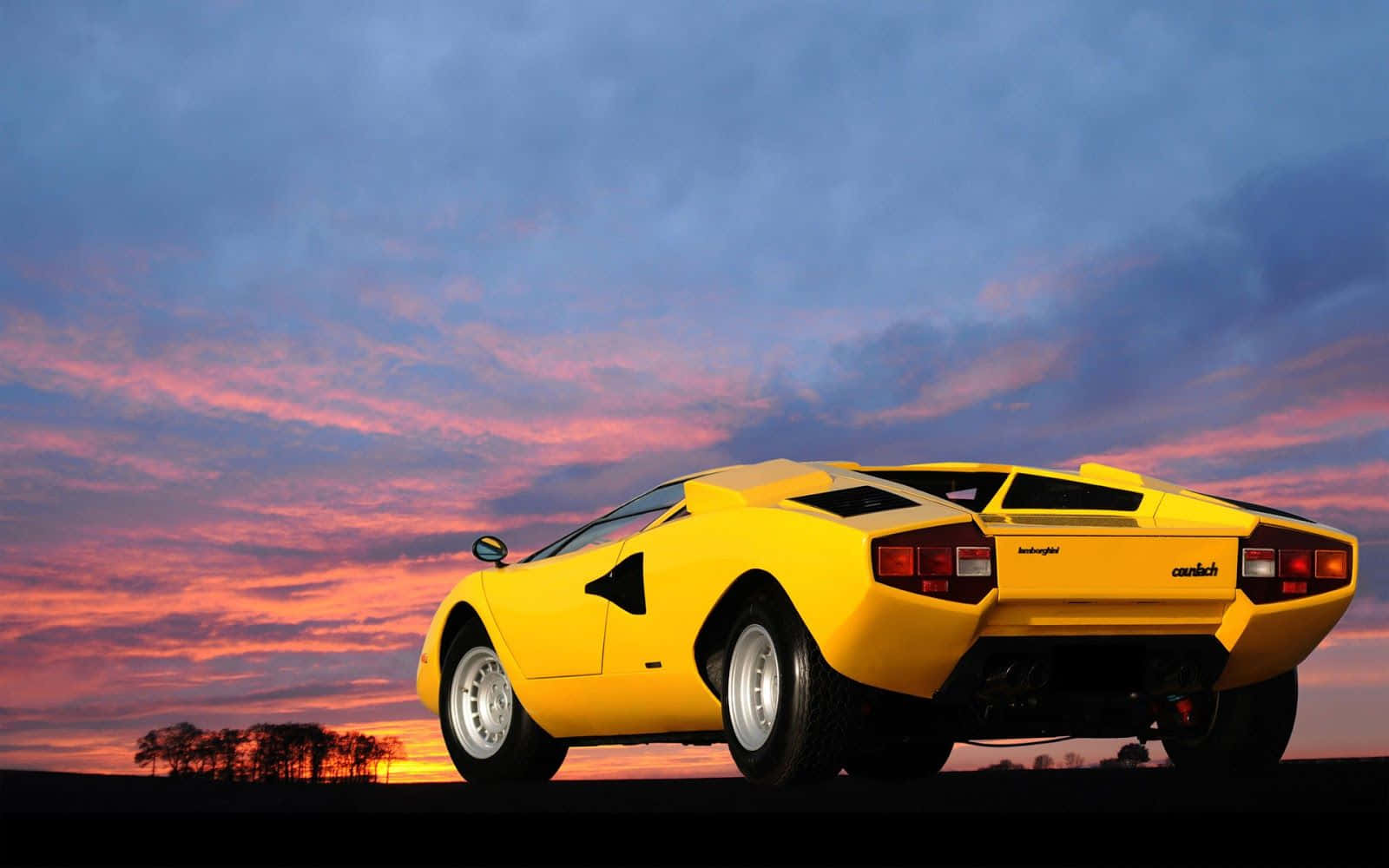 Stunning Lamborghini Countach In Motion Wallpaper