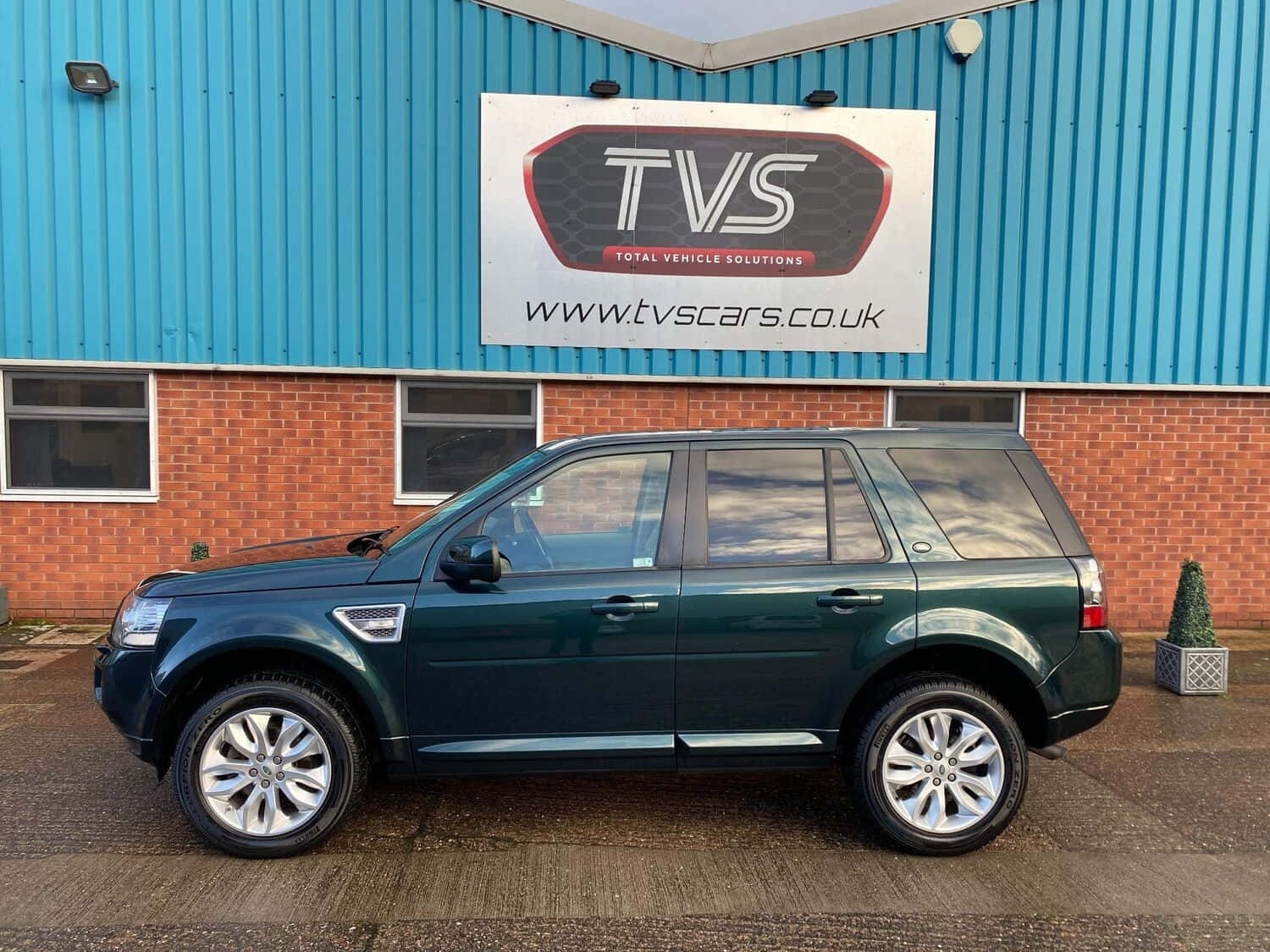 Stunning Land Rover Freelander Conquering Off-road Terrain Wallpaper