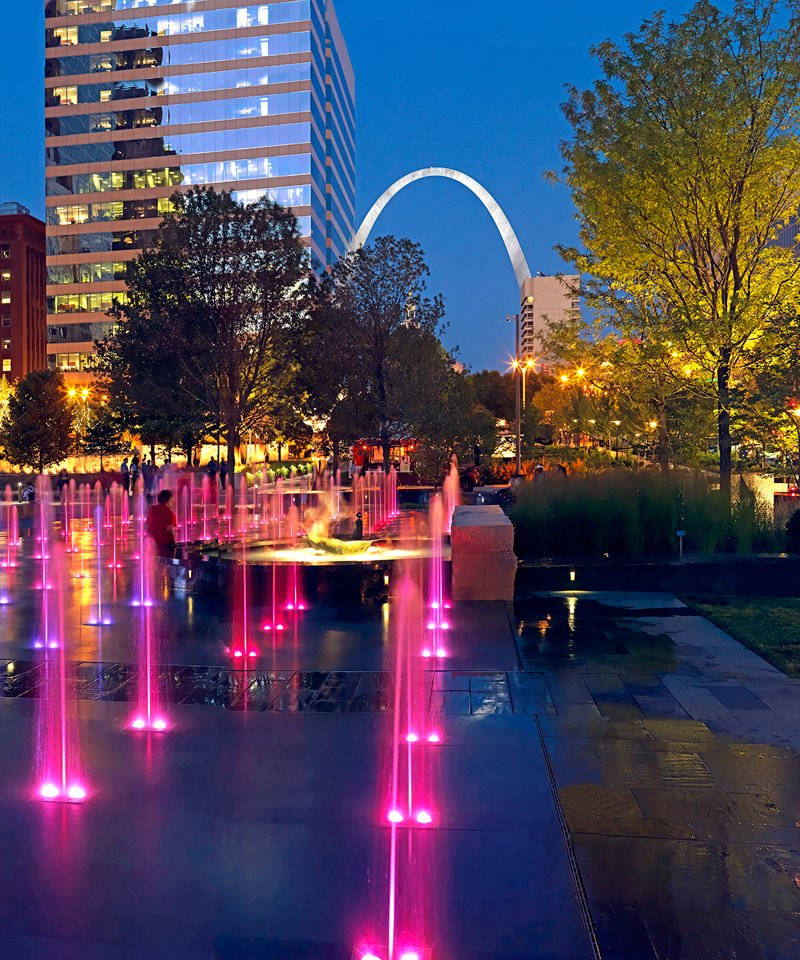 Stunning Night View Of Gateway Fountain In St. Louis Wallpaper