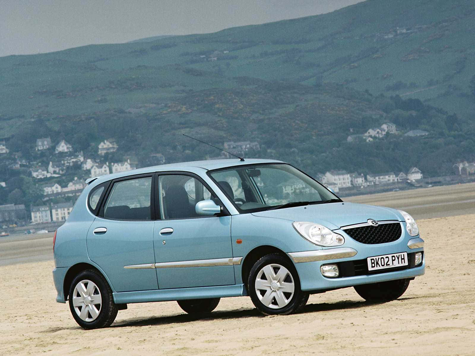 Stunning Silver Daihatsu Sirion Parked Outdoors Wallpaper