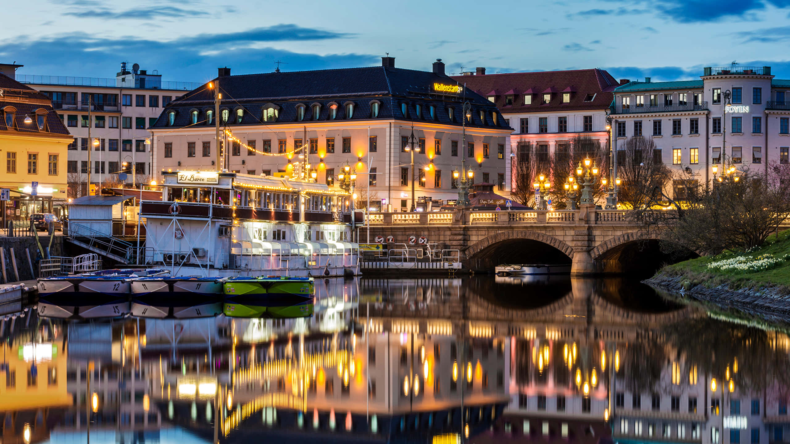 Stunning Sunset Over Gothenburg Skyline Wallpaper