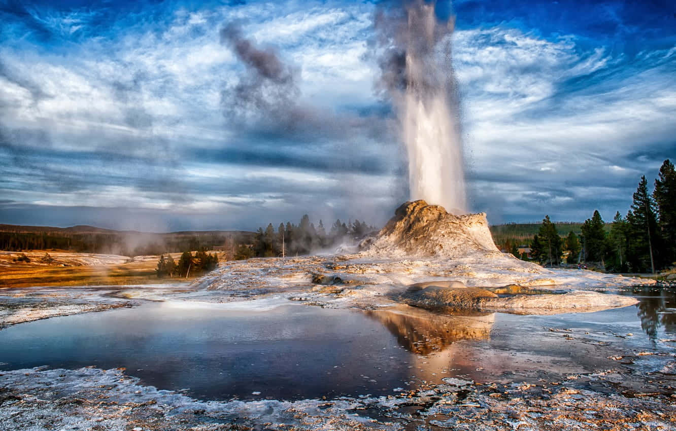 Stunning View Of The Colorful Grand Prismatic Spring At Yellowstone National Park Wallpaper