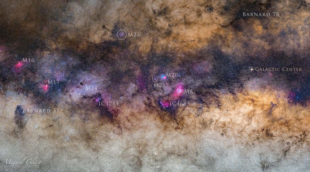 Stunning View Of The Galactic Center Wallpaper