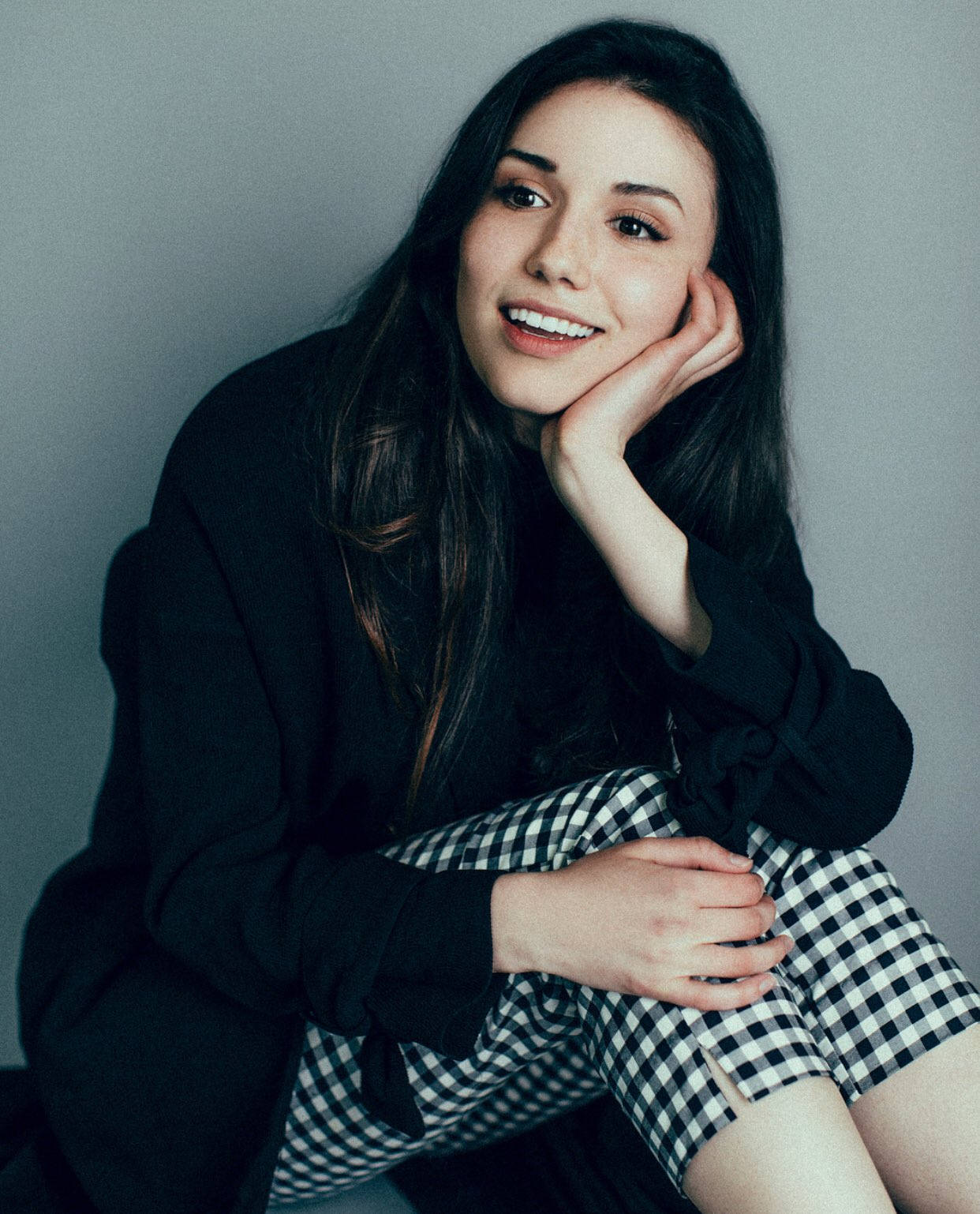 Stylish Actress Grace Fulton Wallpaper