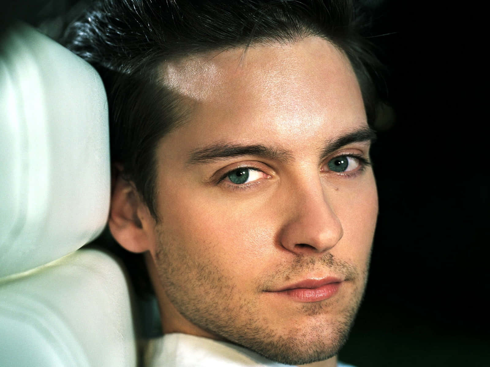 Suave Actor Tobey Maguire [wallpaper] Wallpaper