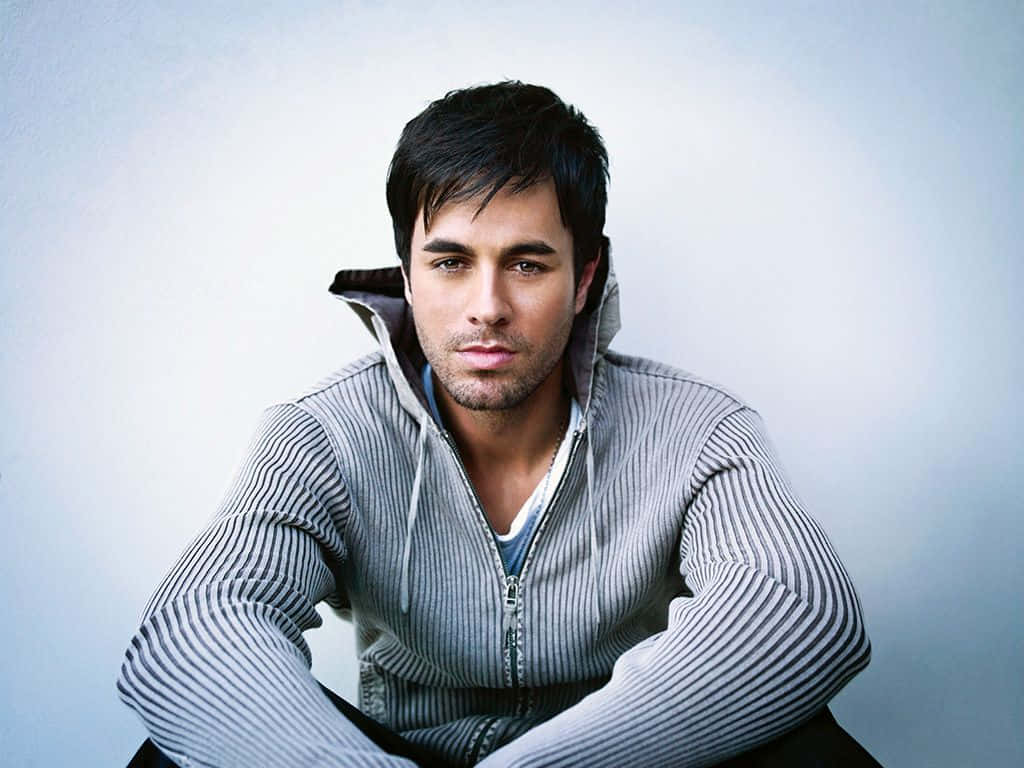 Suave Enrique Iglesias Sitting [wallpaper] Wallpaper