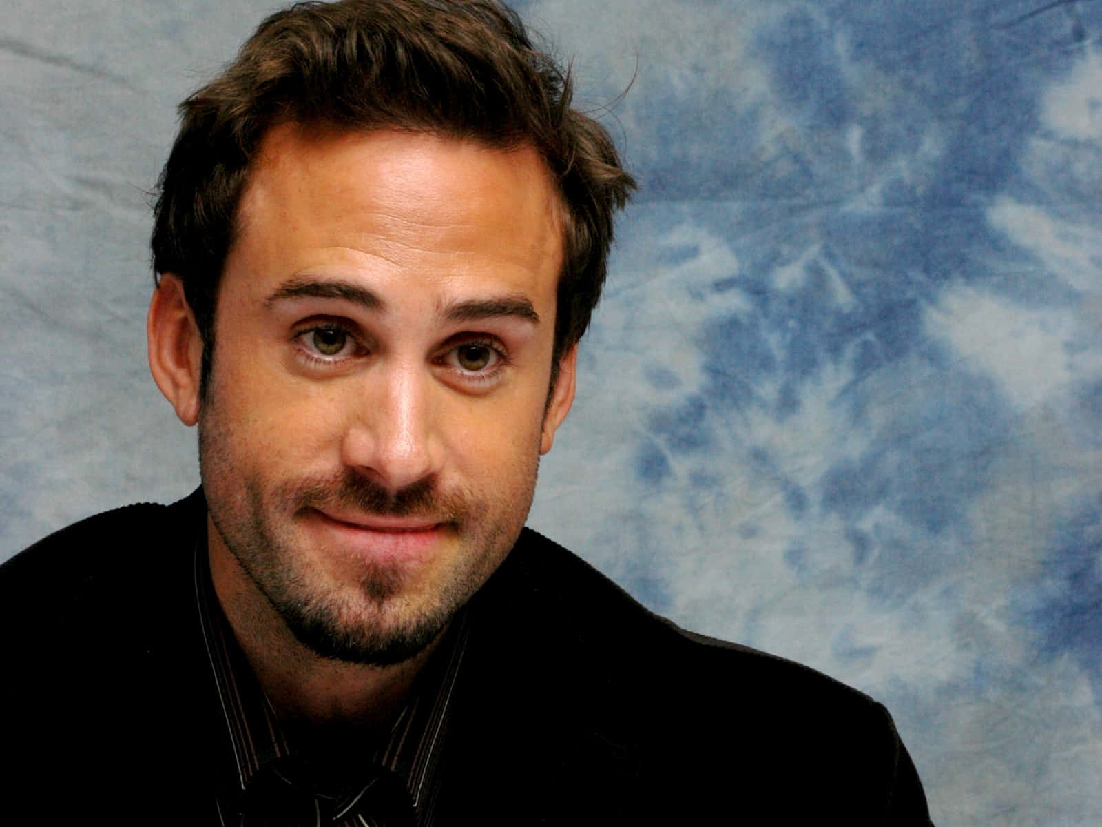 Suave Joseph Fiennes Smiling [wallpaper] Wallpaper