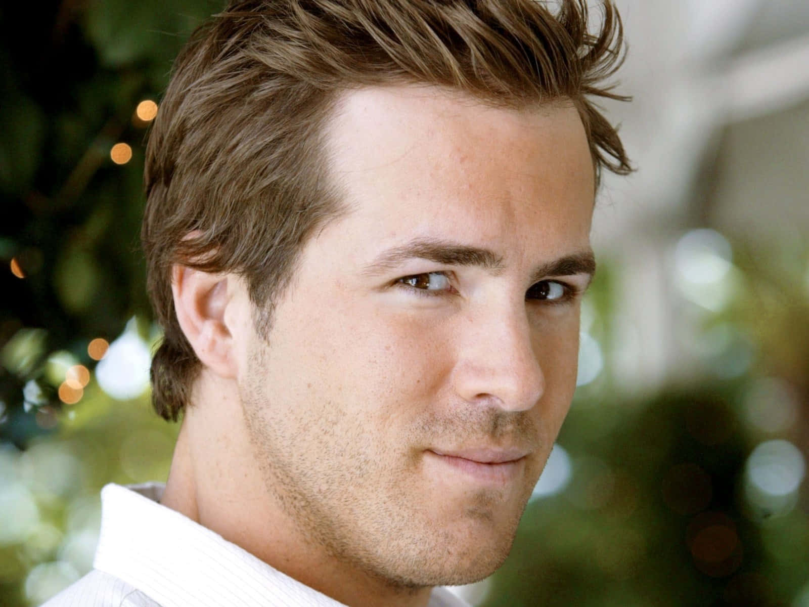 Suave Ryan Reynolds Young [wallpaper] Wallpaper