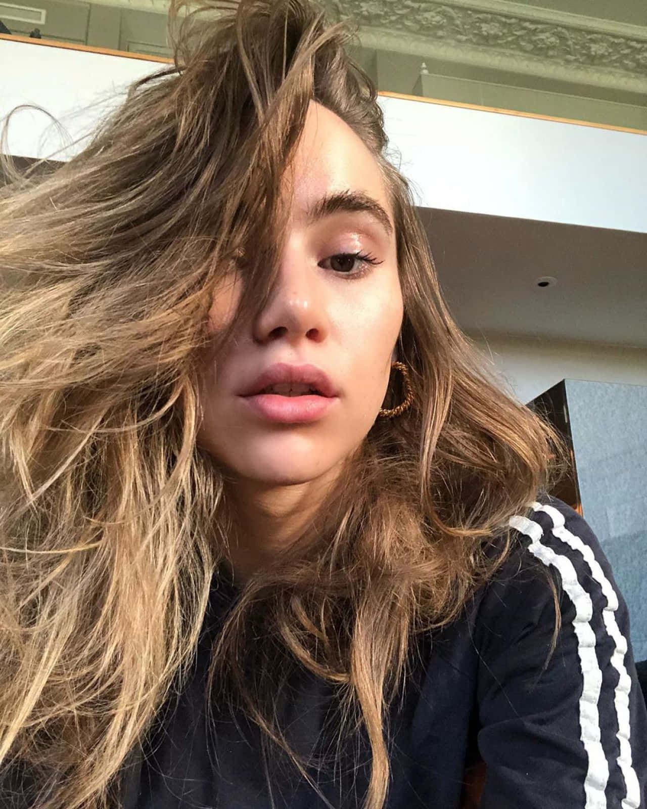 Suki Waterhouse Casual Selfie Wallpaper