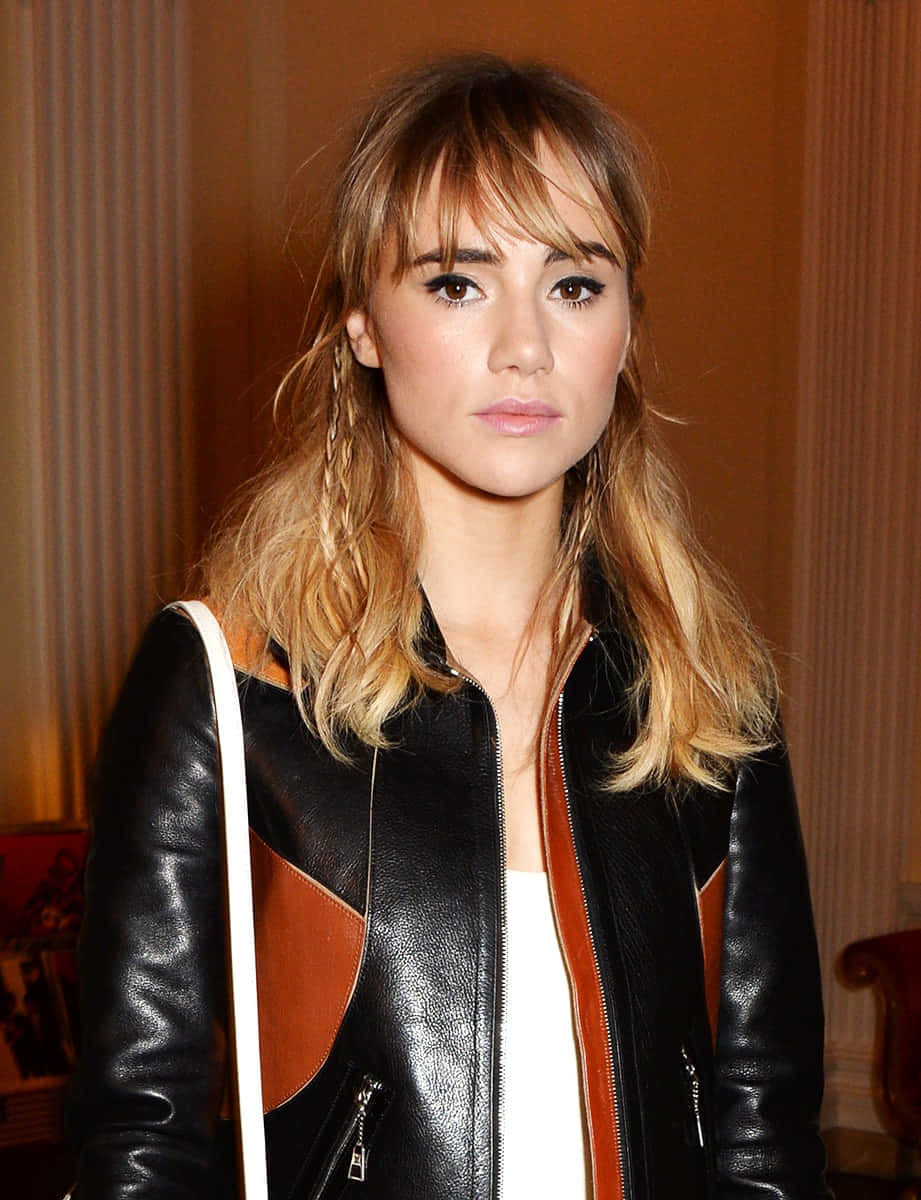 Suki Waterhouse Portrait Leather Jacket Wallpaper