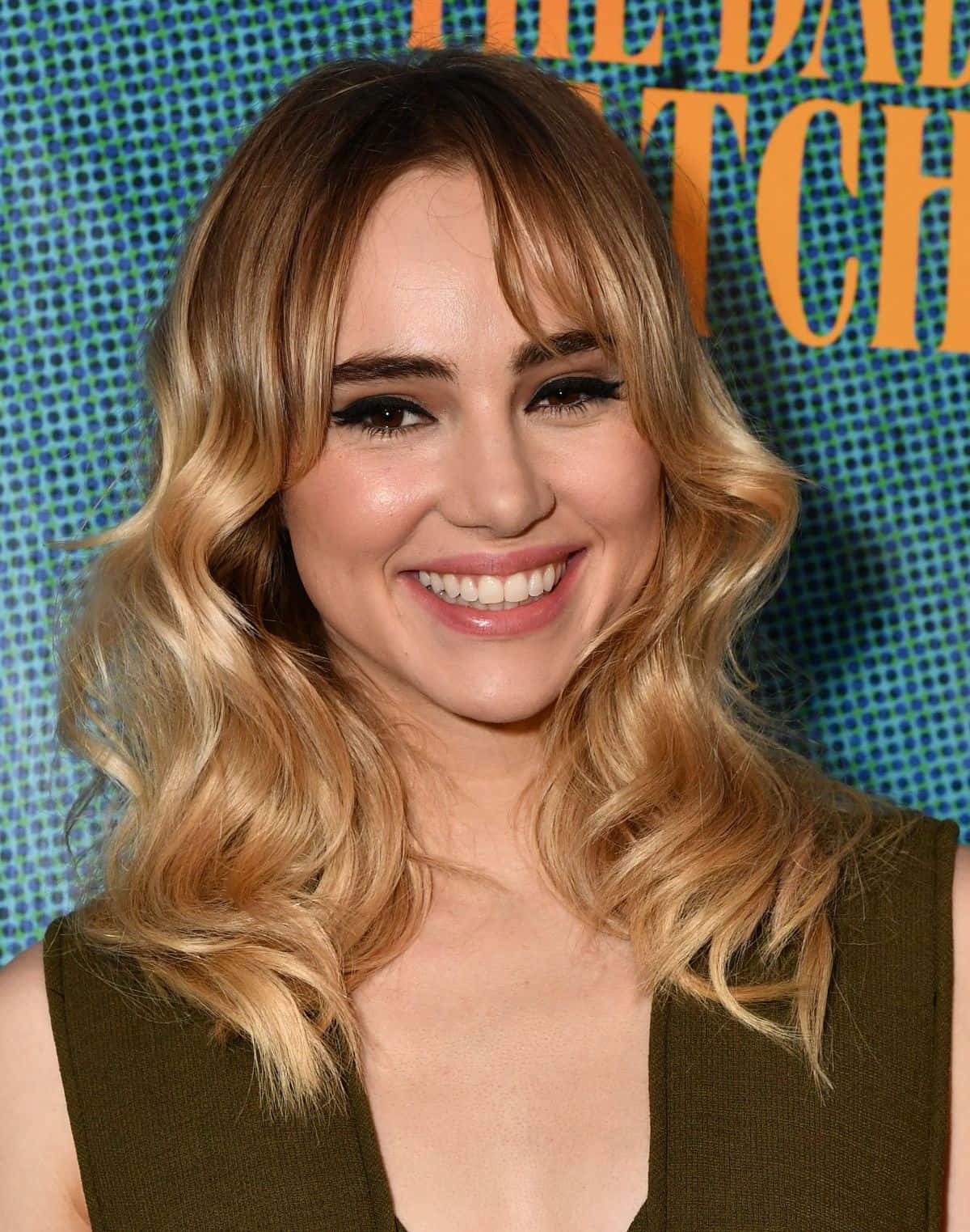 Suki Waterhouse Smiling Event Portrait Wallpaper