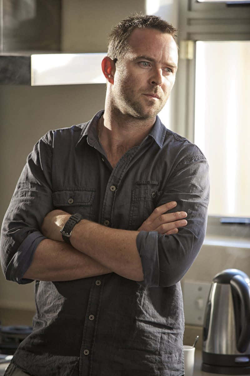 Sullivan Stapleton Crossed Arms Wallpaper