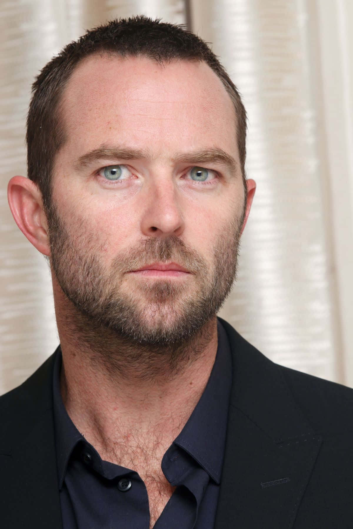 Sullivan Stapleton Portrait Wallpaper