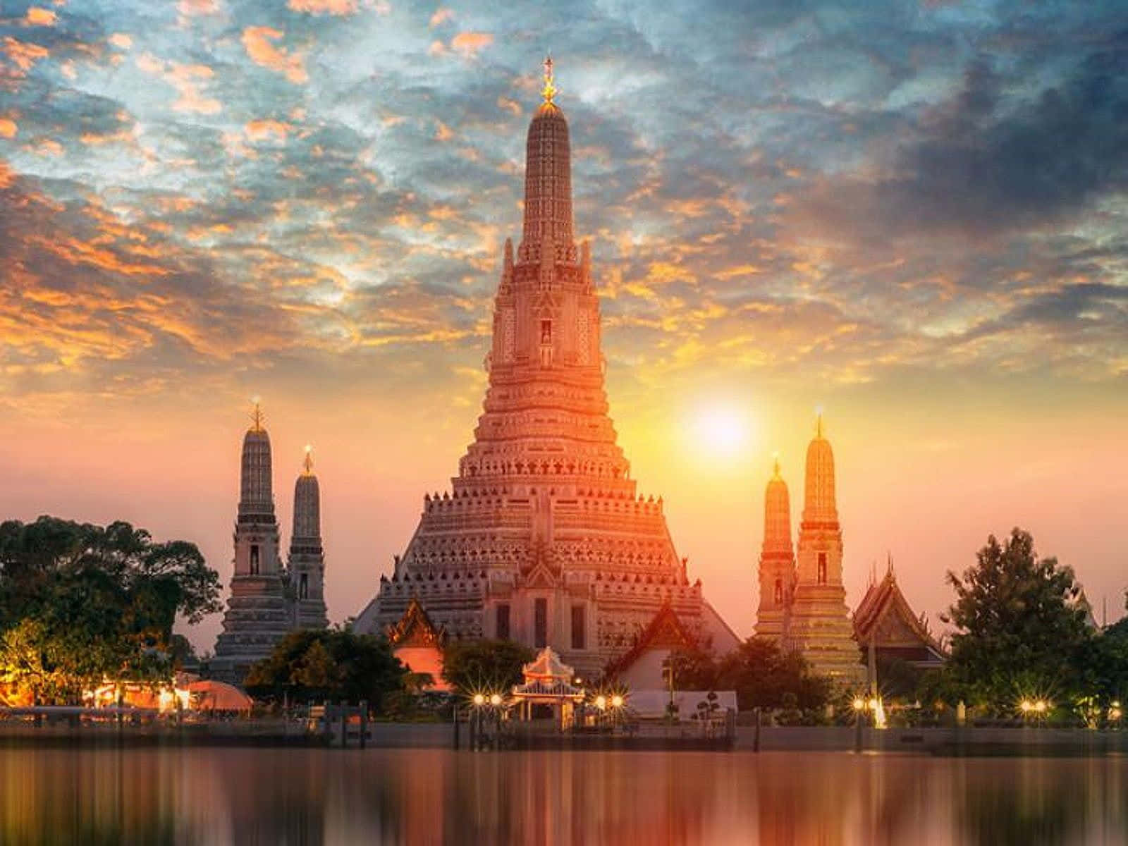 Sunlight In Wat Arun Wallpaper